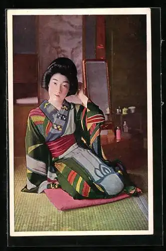AK Junge Geisha kniet im Kimono auf einem Kissen