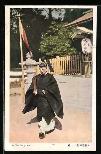 AK Shinto Priest in traditioneller Kleidung