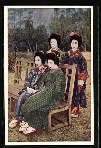 AK Vier Geishas in traditionellen Kleidern auf einer Parkbank