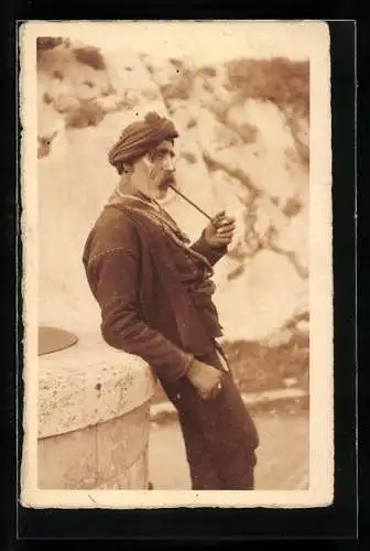 AK Älterer Herr mit Wasserpfeife in Tracht