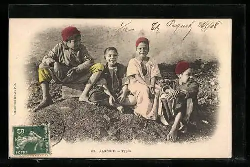 AK Kinder in traditionellen Trachten mit roten Kopfbedeckungen