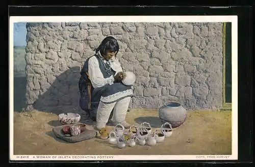 AK Indianerin bemalt Töpferwaren, a Woman of Isleta decorating Pottery