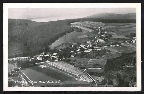 AK Hadersfeld, Ortsansicht mit Bergpanorama, Fliegeraufnahme