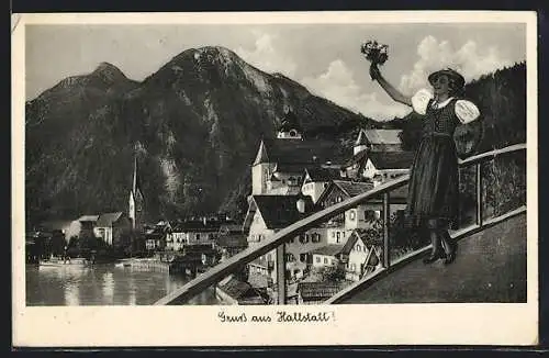 AK Hallstatt, Ortsansicht, Frau mit Blumenstrauss