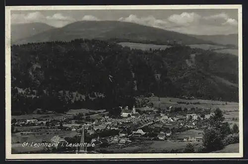 AK St. Leonhard i. Lavanttale, Ortsansicht vor bewaldeten Bergen