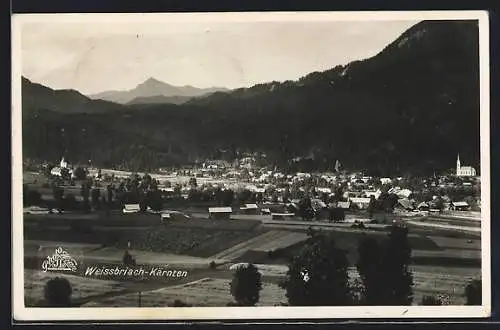AK Weissbriach /Kärnten, Ortsansicht vor bewaldeten Bergen