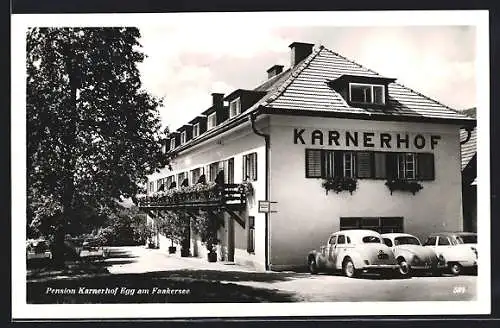 AK Egg am Faakersee, Pension Karnerhof mit geparkten Autos, VW Käfer
