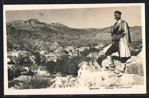 AK Cetinje, Panorama und Mann in Tracht