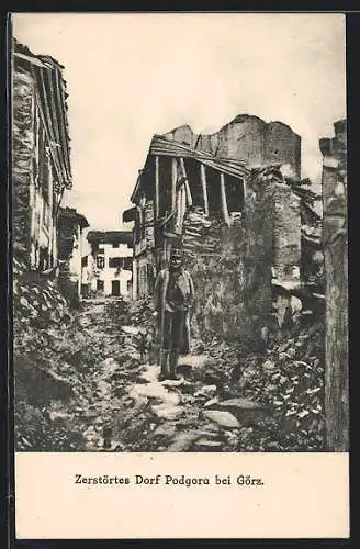 AK Podgora bei Görz, Soldat auf einer Strasse des zerstörten Ortes