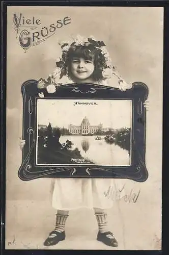 AK Hannover, Mädchen trägt Foto vom Provinzial-Museum