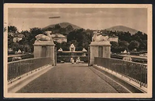 AK Baden-Baden, Zeppelin hinter der Josefinenbrücke, Brunnen in der Gönneranlage