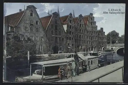 AK Lübeck, Alte Salzspeicher und Kinder an Boot