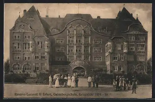 AK Erfurt, Reserve-Lazarett II / Gutenbergschule mit kleiner Versammlung, Kriegsjahr 1914-16