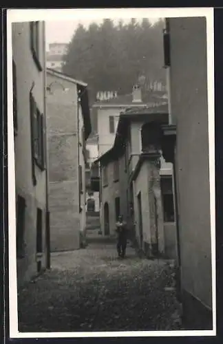 AK Locarno, Strassenpartie einer Gasse zwischen den Häusern