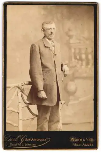 Fotografie Carl Grammes, Worms a. Rh., Filiale Alzei, Älterer Mann in einem hellen Anzug