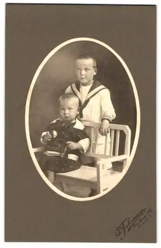 Fotografie A. Fuhrmann, Harburg a. E., Maretstrasse 1, Zwei kleine Kinder in Matrosenanzug und Kleidchen