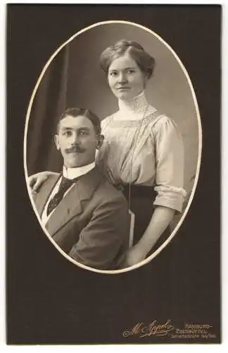 Fotografie M. Appel, Hamburg-Elmsbüttel, Schulterblatt 144 /146, Heiteres junges Paar in eleganter Kleidung