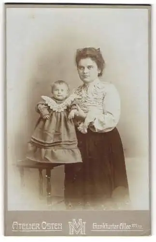 Fotografie Atelier Osten, Berlin, Frankfurter Allee 109 /12, Junge Mutter in Rüschenbluse mit Kleinkind im Kleidchen