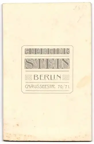 Fotografie Wilhelm Stein, Berlin, Chaussee Strasse 70 /71, Junge Dame mit Hochsteckfrisur, Perlenkette und -brosche