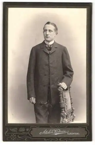 Fotografie Atelier Victoria H. Knoth, Leipzig, Rossplatz 6, Junger Mann mit Mittelscheitel im weiten Anzug