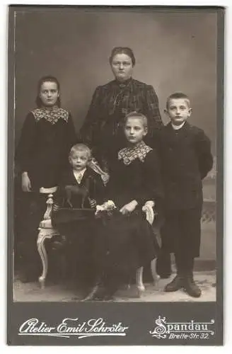Fotografie Emil Schröter, Berlin-Spandau, Breite Strasse 32, Mutter mit vier Kindern im festlichen Sonntagsstaat