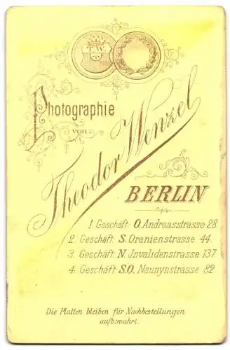 Fotografie Theodor Wenzel, Berlin, Andreasstrasse 28, Junges Paar im Sonntagsstaat mit Blumensträusschen