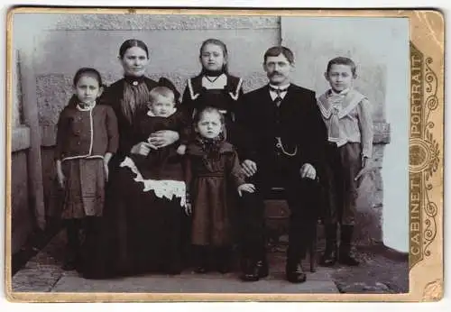 Fotografie J. Ponizil, Prag, Familie mit fünf Kindern im Sonntagsstaat vor einer Hauswand