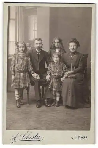 Fotografie A. Sebesta, Prag, Belcrediho-tr., Familie mit drei Mädchen in Sonntagskleidung vor einem Fenster
