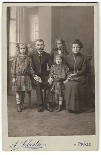Fotografie A. Sebesta, Prag, Belcrediho-tr., Familie mit drei Mädchen im Sonntagsstaat vor einem Fenster