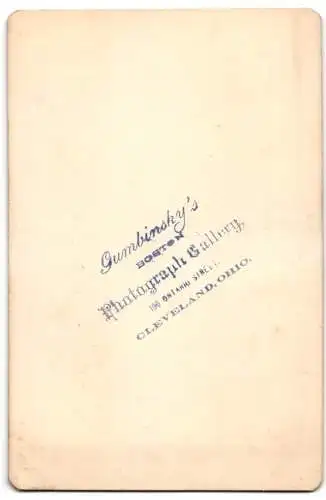 Fotografie Gumbinsky`s Boston Gallery, Cleveland, Ohio, 196 Ontario Street, Zwei kleine Knaben in Anzügen