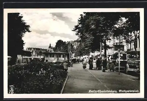 Foto-AK Berlin-Charlottenburg, Stuttgarterplatz, Leute am Omnibus