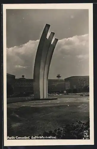 AK Berlin-Tempelhof, Luftbrückendenkmal