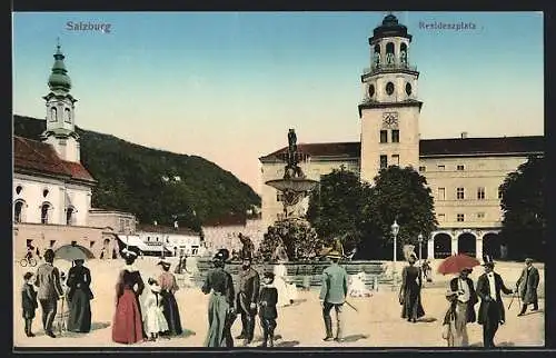 AK Salzburg, Residenzplatz mit Passanten