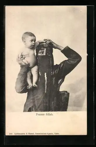 AK Verschleierte ägyptische Frau mit ihrem kleinen Kind, arabische Volkstypen
