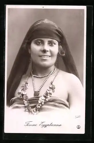 AK lächende Ägypterin mit elegantem Halsschmuck