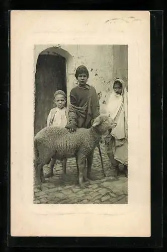 AK Drei Kinder mit einem Schaf, arabische Volkstypen