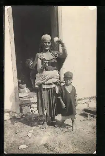Foto-AK Eine Frau mit ihren zwei Kindern in traditioneller Kleidung