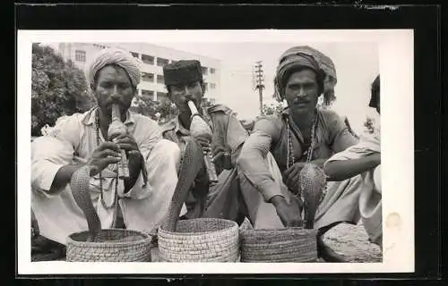 AK Arabische Schlangenbeschwörer auf einem Markt
