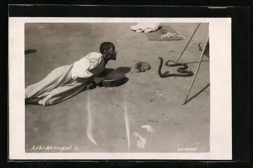 AK Arabischer Mann bei der Schlangenbeschwörung