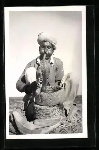 AK Arabischer Schlangenbeschwörer spielt Flöte vor Schlange in einem Korb
