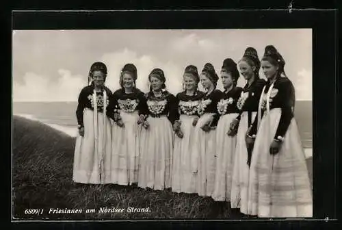 AK Friesinnen in Tracht am Strand