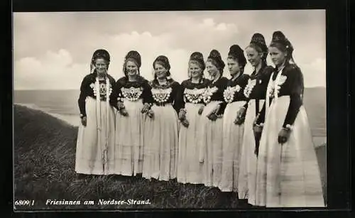 AK Friesinnen in Tracht am Strand