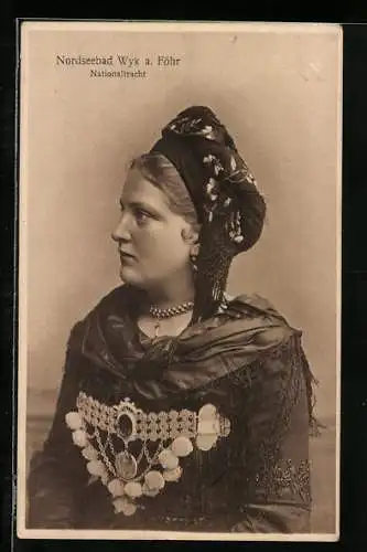 AK Wyk / Föhr, schönes Fräulein in Nationaltracht