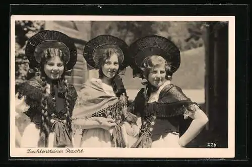 AK Drei junge Frauen in Lichtensteiner Tracht