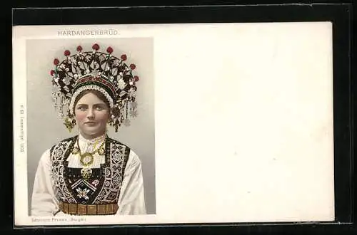 AK Frau in norwegischer Tracht mit prächtigem Kopfschmuck, Hardangerbrüd