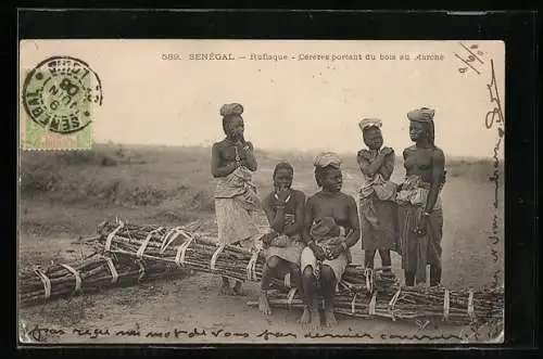 AK Senégal, Rufisque, Céréres portant du bois au Marché