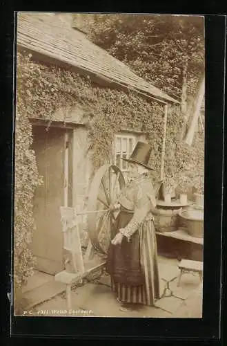 AK Welsh Costume, Ältere Europäerin in Tracht am Spinnrad