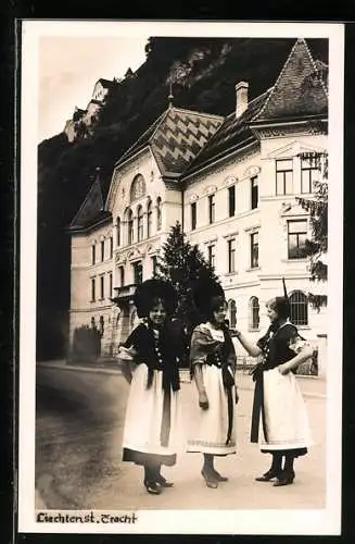 AK Liechtenstein, Drei Europäerinnen in Tracht