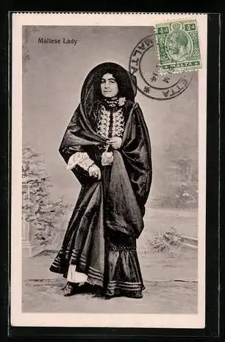 AK Maltese Lady, Europäerin in Tracht