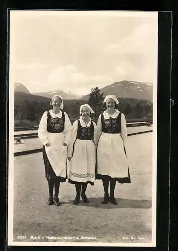AK Bjorli, Nationaldrakter fra Romsdal, Drei Norwegerinnen in Tracht